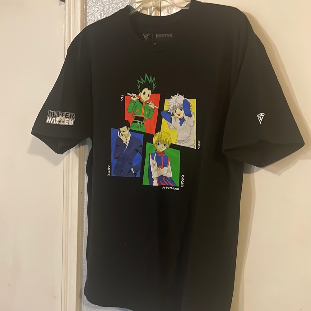 Gorgeous unisex T-shirt, like new, black, popular caracteres